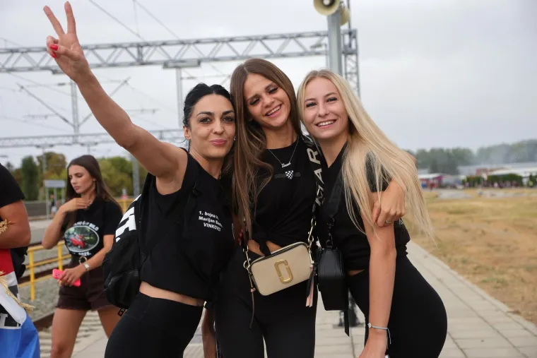 Među tisućama ljudi one su ukrale sve poglede: Svojim izdanjima zasjale su na velikom spektaklu