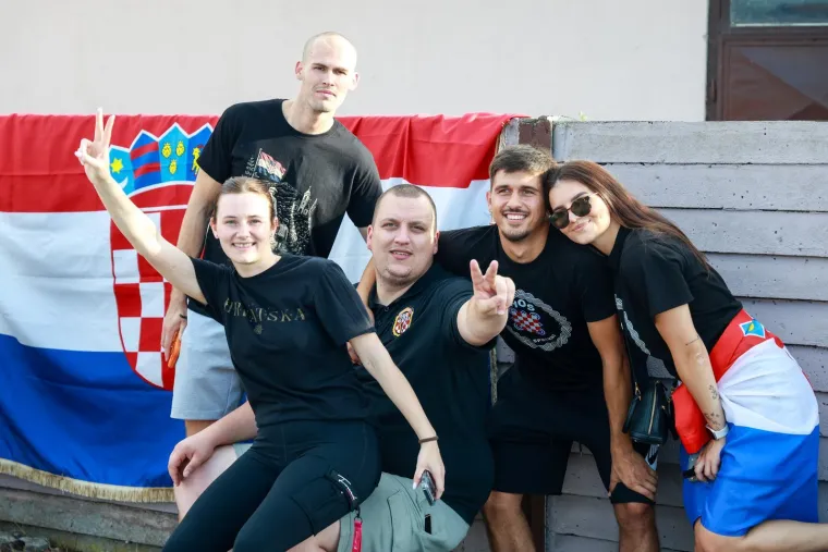 Među tisućama ljudi one su ukrale sve poglede: Svojim izdanjima zasjale su na velikom spektaklu