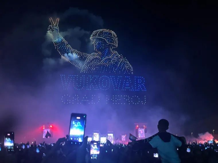 Wow! Pogledajte nebo iznad Vukovara: Plesom dronova Thompson odao počast Gradu Heroju