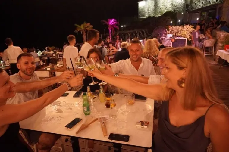 Dok je Gra&scaron;o zabavljao Dubrovnik, misteriozna plavu&scaron;a u zelenom mamila je poglede