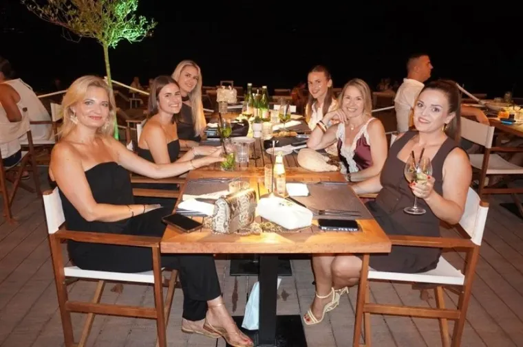 Dok je Gra&scaron;o zabavljao Dubrovnik, misteriozna plavu&scaron;a u zelenom mamila je poglede