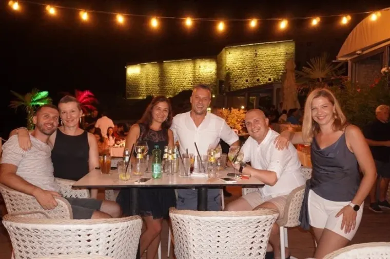 Dok je Gra&scaron;o zabavljao Dubrovnik, misteriozna plavu&scaron;a u zelenom mamila je poglede