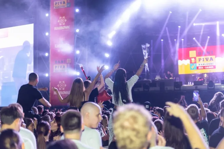 Hiljson raspametio Karlovac druge večeri Dana piva, pogledajte atmosferu s koncerta