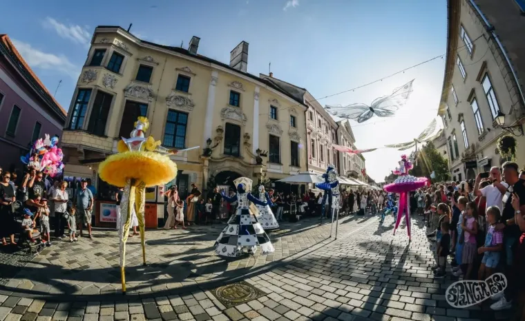 Ova fotka iz zraka govori sve! Znate li za koji bend je nastala ovakva gužva u Varaždinu?