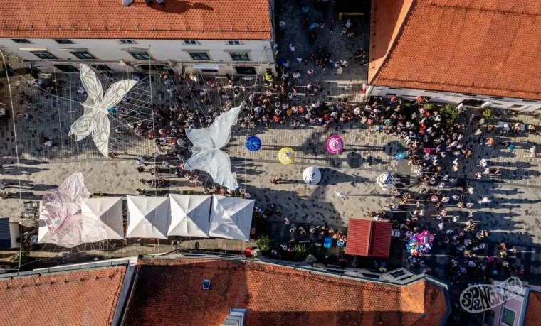 Ova fotka iz zraka govori sve! Znate li za koji bend je nastala ovakva gužva u Varaždinu?
