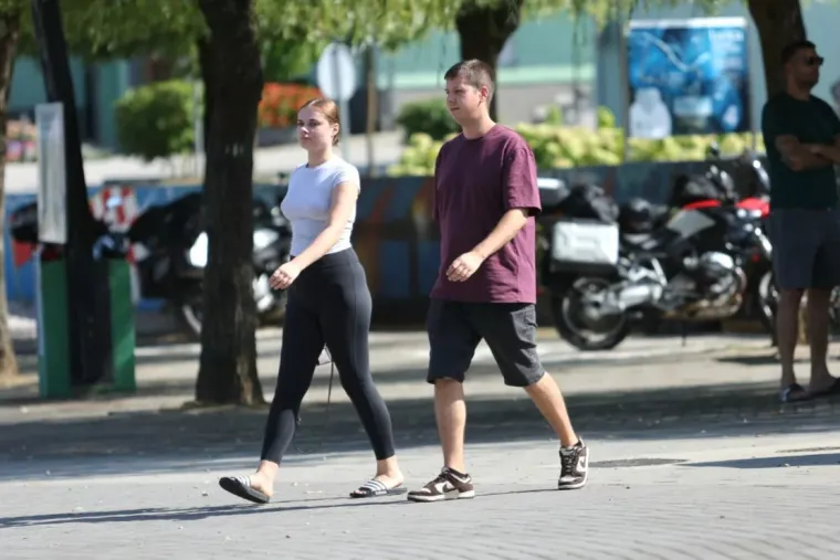 Lijepa brineta u bijelom očarala uz Muru: Pogledajte tko je sve uživao u nedjeljnoj &scaron;etnji