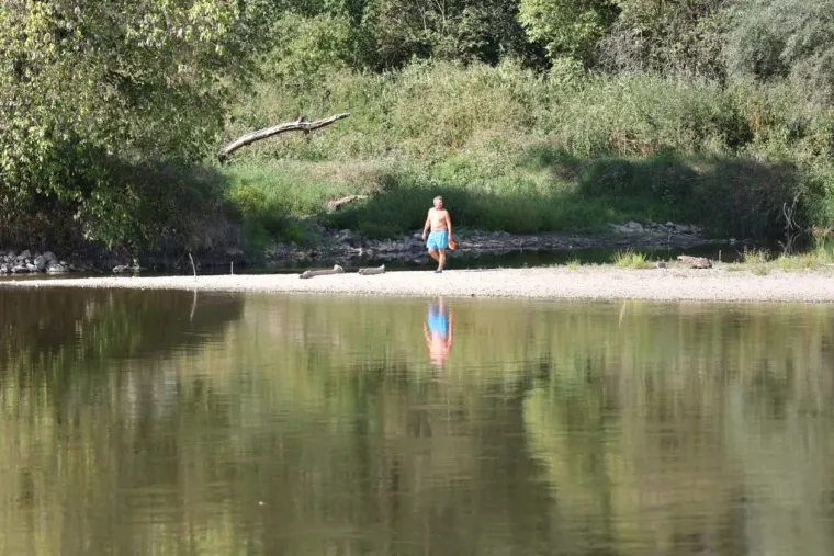 Lijepa brineta u bijelom očarala uz Muru: Pogledajte tko je sve uživao u nedjeljnoj &scaron;etnji
