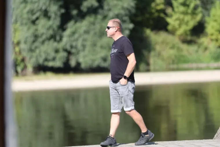 Lijepa brineta u bijelom očarala uz Muru: Pogledajte tko je sve uživao u nedjeljnoj &scaron;etnji