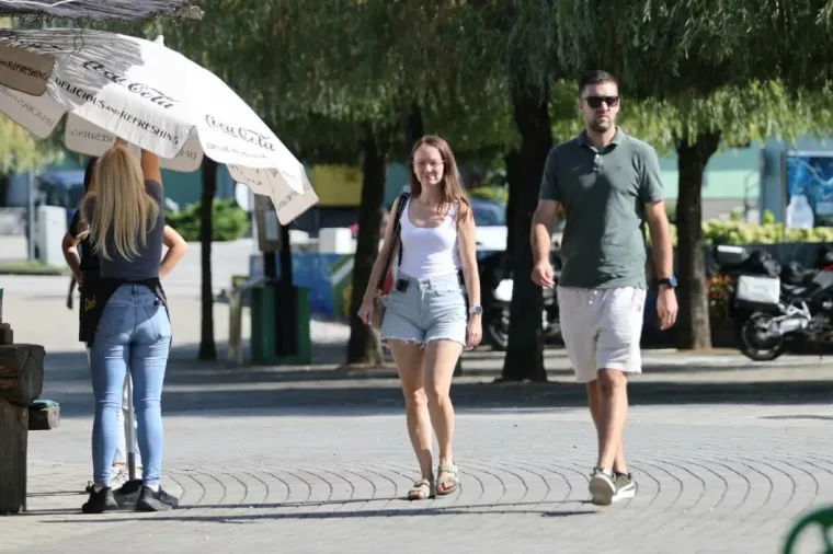 Lijepa brineta u bijelom očarala uz Muru: Pogledajte tko je sve uživao u nedjeljnoj &scaron;etnji