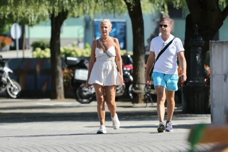Lijepa brineta u bijelom očarala uz Muru: Pogledajte tko je sve uživao u nedjeljnoj &scaron;etnji