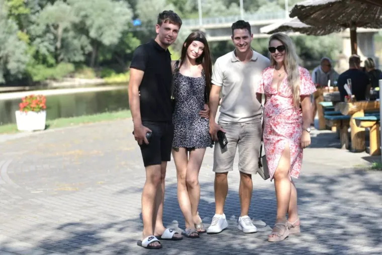 Lijepa brineta u bijelom očarala uz Muru: Pogledajte tko je sve uživao u nedjeljnoj &scaron;etnji