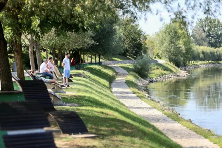 Lijepa brineta u bijelom očarala uz Muru: Pogledajte tko je sve uživao u nedjeljnoj &scaron;etnji