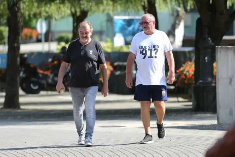 Lijepa brineta u bijelom očarala uz Muru: Pogledajte tko je sve uživao u nedjeljnoj &scaron;etnji