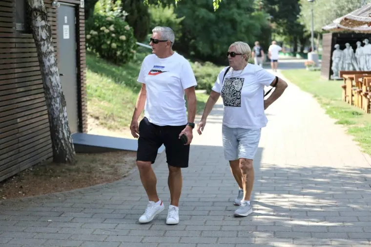 Lijepa brineta u bijelom očarala uz Muru: Pogledajte tko je sve uživao u nedjeljnoj &scaron;etnji