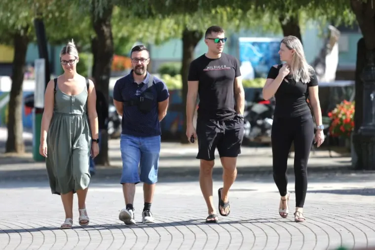 Lijepa brineta u bijelom očarala uz Muru: Pogledajte tko je sve uživao u nedjeljnoj &scaron;etnji