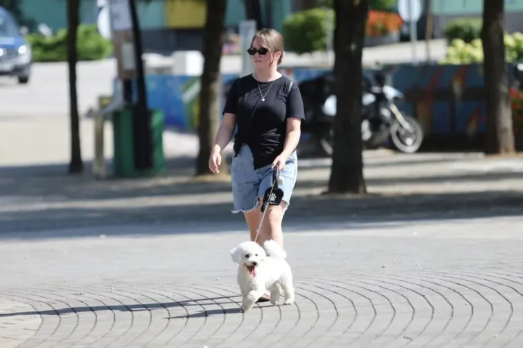 Lijepa brineta u bijelom očarala uz Muru: Pogledajte tko je sve uživao u nedjeljnoj &scaron;etnji