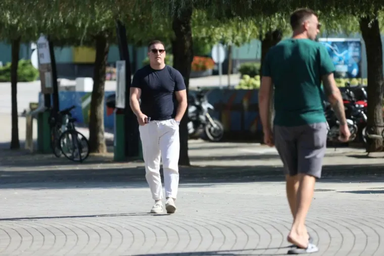 Lijepa brineta u bijelom očarala uz Muru: Pogledajte tko je sve uživao u nedjeljnoj &scaron;etnji