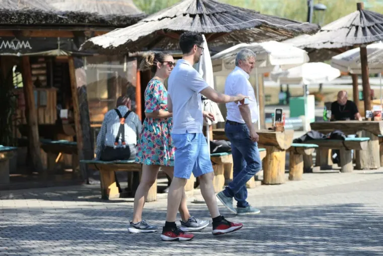 Lijepa brineta u bijelom očarala uz Muru: Pogledajte tko je sve uživao u nedjeljnoj &scaron;etnji