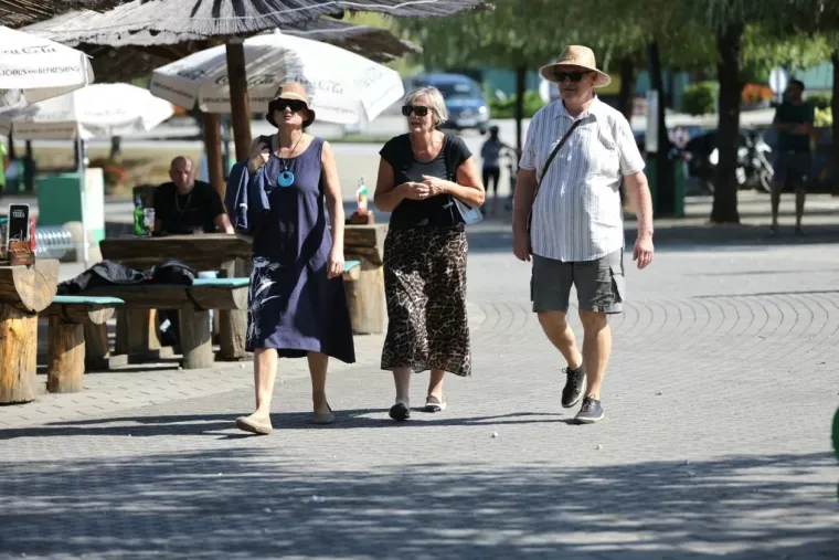 Lijepa brineta u bijelom očarala uz Muru: Pogledajte tko je sve uživao u nedjeljnoj &scaron;etnji