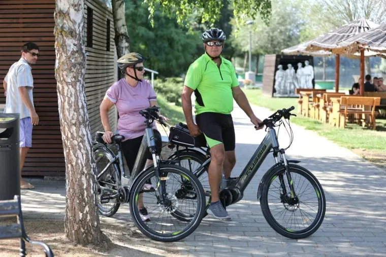 Lijepa brineta u bijelom očarala uz Muru: Pogledajte tko je sve uživao u nedjeljnoj &scaron;etnji