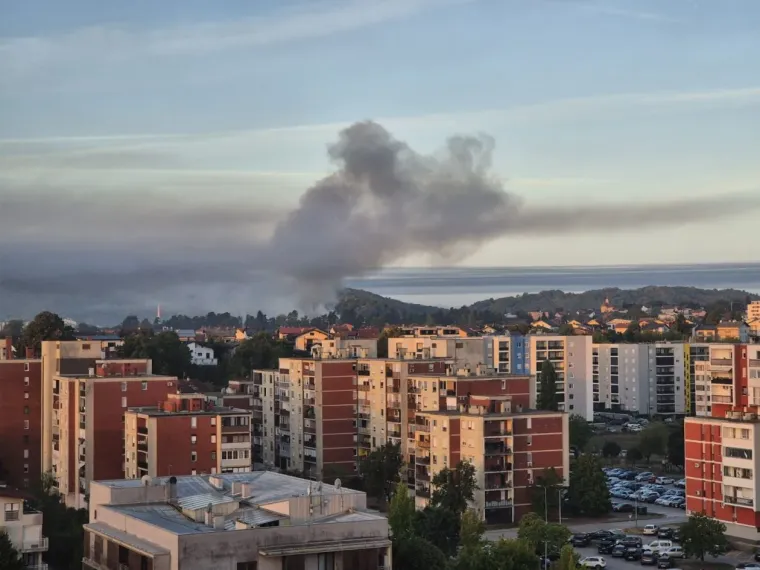 Pogledajte dramatične prizore s ga&scaron;enja požara u Karlovcu: U tijeku provjera kvalitete zraka