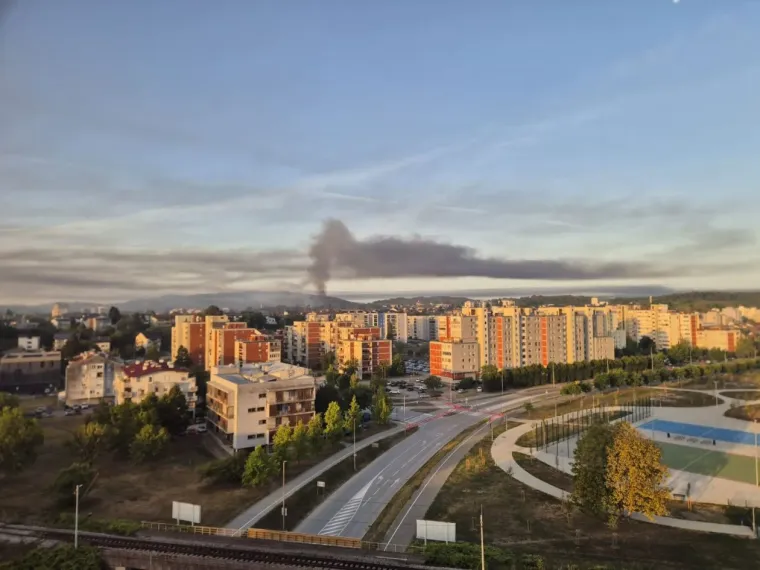 Pogledajte dramatične prizore s ga&scaron;enja požara u Karlovcu: U tijeku provjera kvalitete zraka