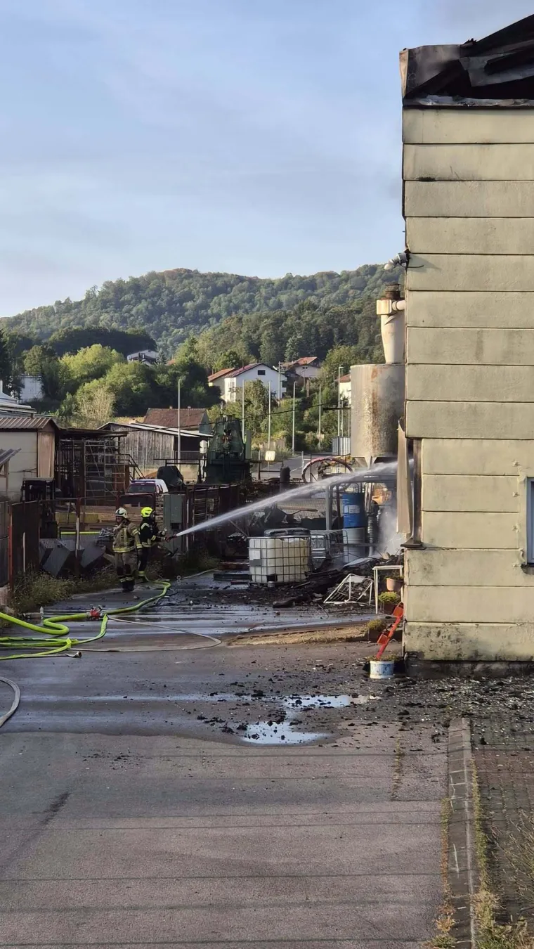 Pogledajte dramatične prizore s ga&scaron;enja požara u Karlovcu: U tijeku provjera kvalitete zraka