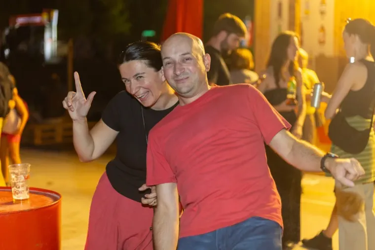Nisu se mogle sakriti od pogleda: Zgodne Karlovčanke privlačile pažnju na Danima piva