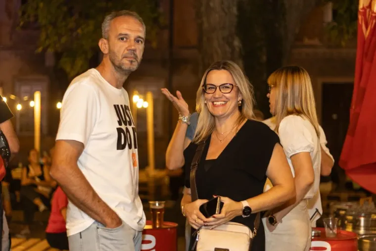 Nisu se mogle sakriti od pogleda: Zgodne Karlovčanke privlačile pažnju na Danima piva