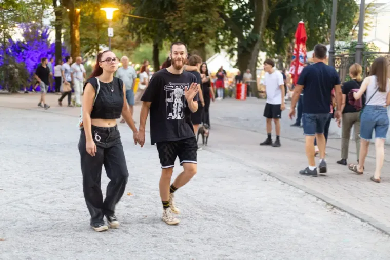 Nisu se mogle sakriti od pogleda: Zgodne Karlovčanke privlačile pažnju na Danima piva