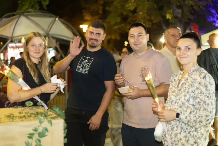 Nisu se mogle sakriti od pogleda: Zgodne Karlovčanke privlačile pažnju na Danima piva