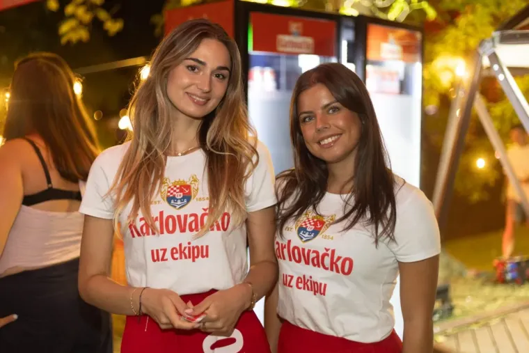 Nisu se mogle sakriti od pogleda: Zgodne Karlovčanke privlačile pažnju na Danima piva