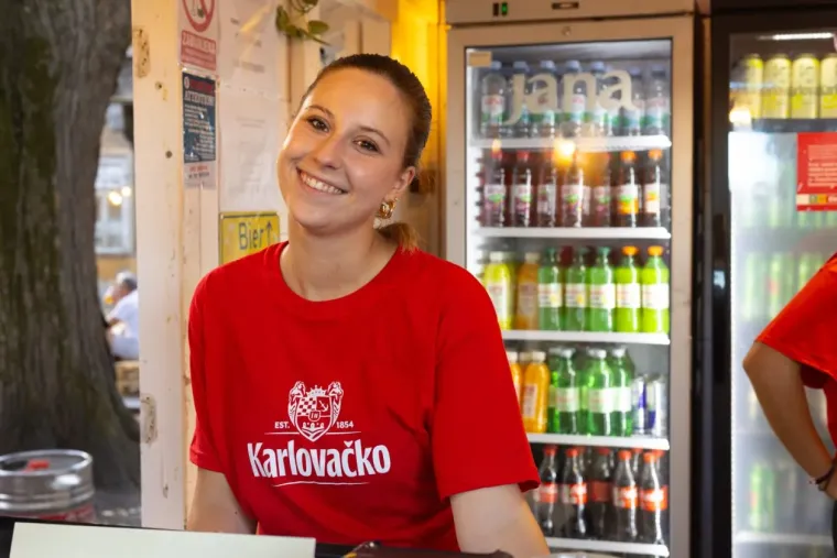 Nisu se mogle sakriti od pogleda: Zgodne Karlovčanke privlačile pažnju na Danima piva