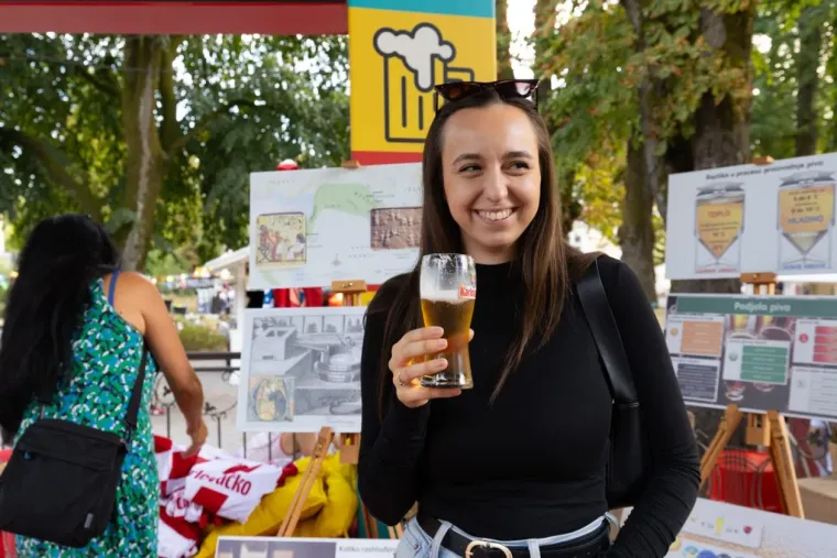 Nisu se mogle sakriti od pogleda: Zgodne Karlovčanke privlačile pažnju na Danima piva