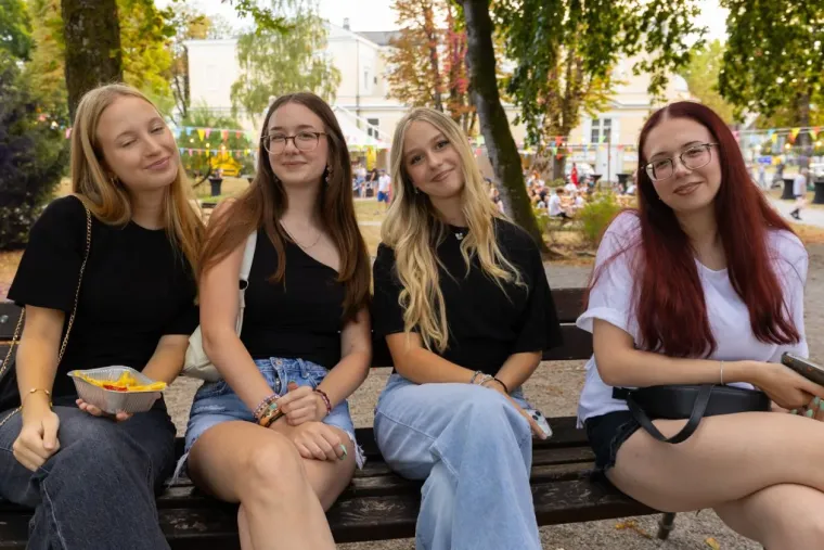 Nisu se mogle sakriti od pogleda: Zgodne Karlovčanke privlačile pažnju na Danima piva