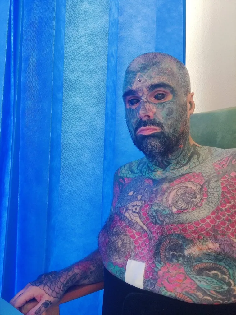 Tetovirao je cijelo tijelo, uključujući i oči, pa iznenada oslijepio: Ne namjerava stati