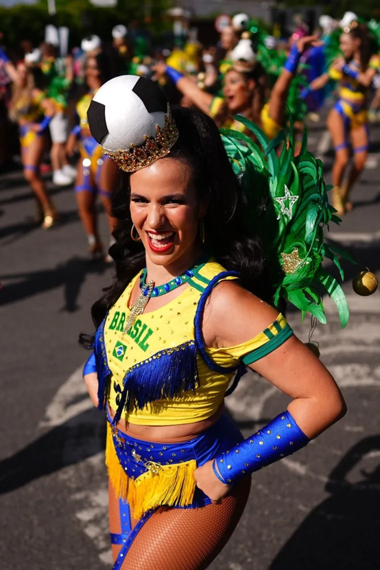Karneval &scaron;arenila, kiča, perja i golotinje: Mislite da je ovo Rio? Prevarili ste se