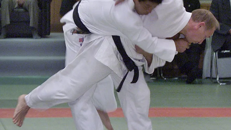 Putin mlati protivnike na DVD-u