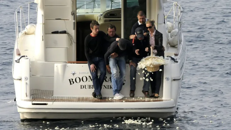 Latice bijelih ruža u moru