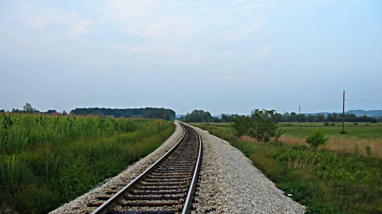 Tinejdžer 12 sati polomljen ležao uz prugu