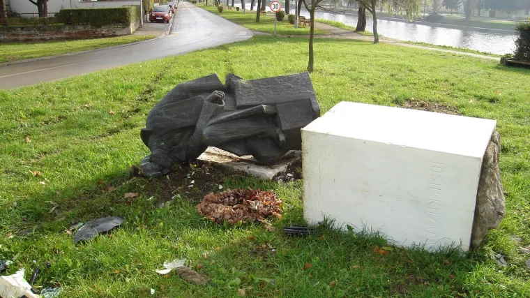 Autom razvalio kip Josipa Kozarca