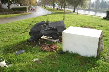 Autom razvalio kip Josipa Kozarca