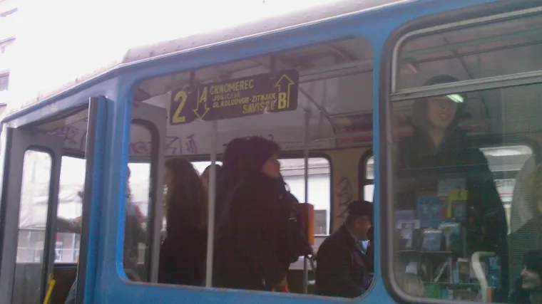 Tramvaj Zagrebom jurio i bez prozorskog stakla!