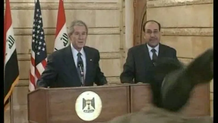 Novinar Busha gađao cipelama br. 42!