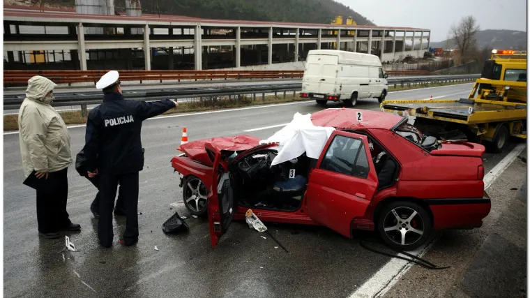 Djevojka (24) se zabila u kamion vučne službe
