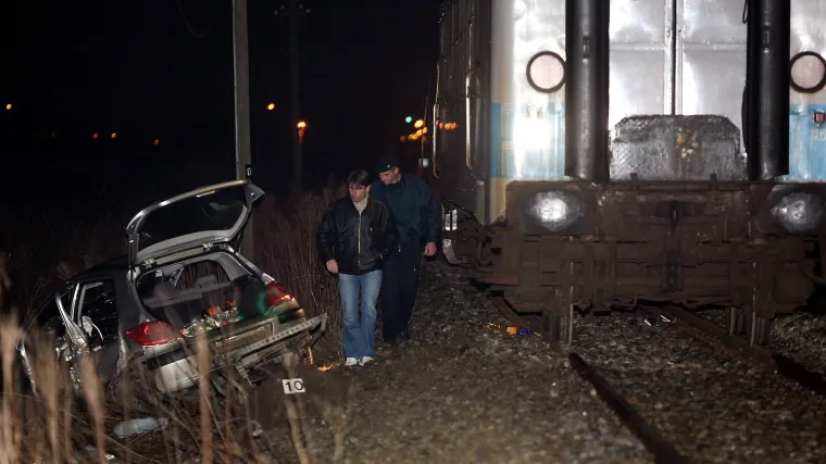 Vlak smrskao auto, poginuli muž i žena