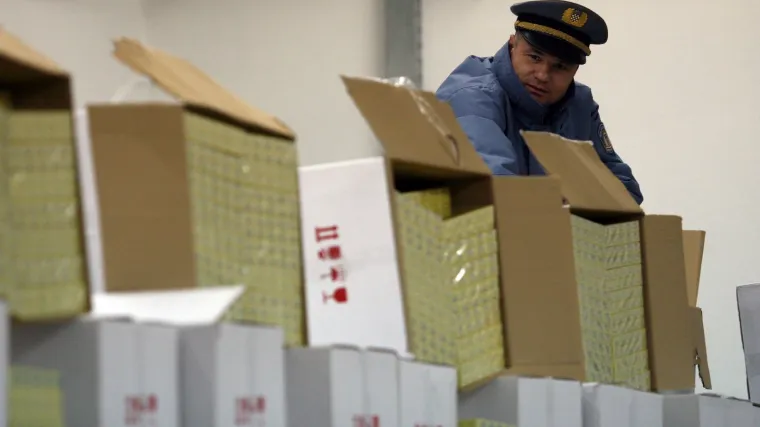 Grk pao s kamionom punim cigareta