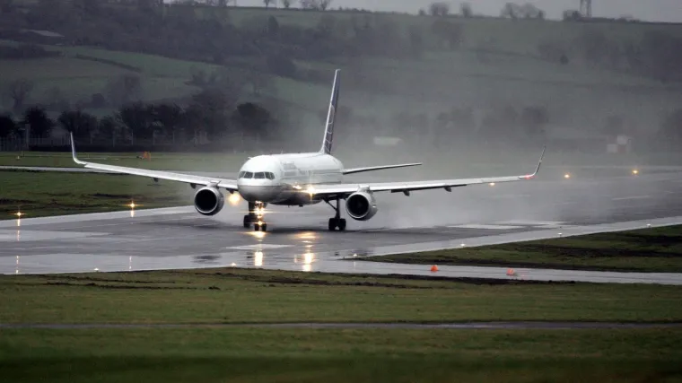 Avion skliznuo s piste i zapalio se