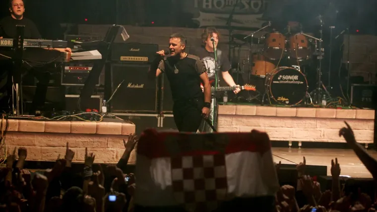 Thompsonova publika poziva na linč Damira Kajina