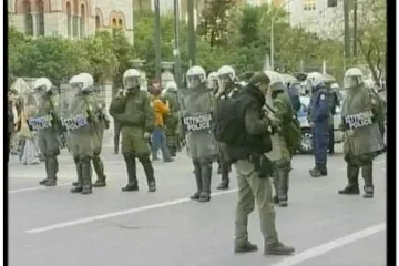 Grčka: Pucali na vojni autobus